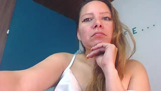 camila_delarosa from StripChat is Freechat