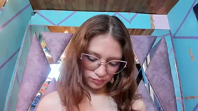 LARICSABLUE from StripChat is Freechat