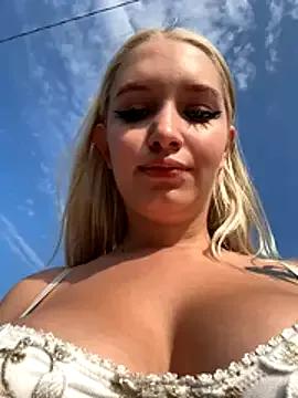 Milkyy_wway from StripChat is Freechat