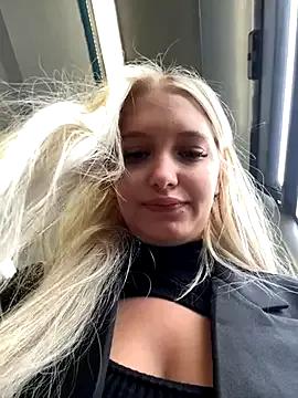 Milkyy_wway from StripChat is Freechat