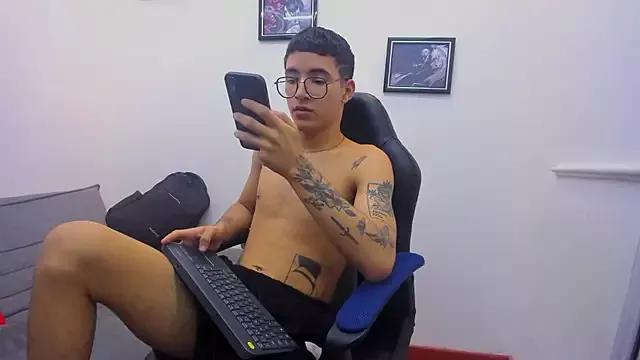 Nicolass_sexy69 from StripChat is Freechat