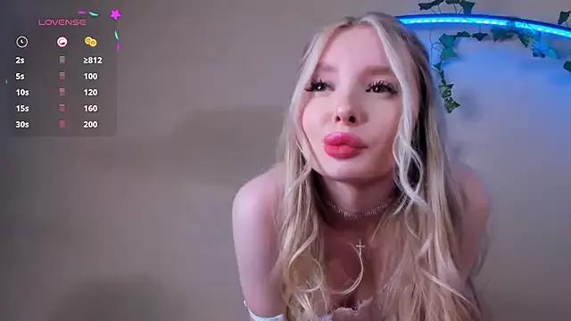 thequeenvibes from StripChat is Freechat