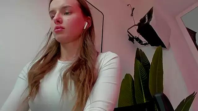 Whitney_Svonn from StripChat is Freechat